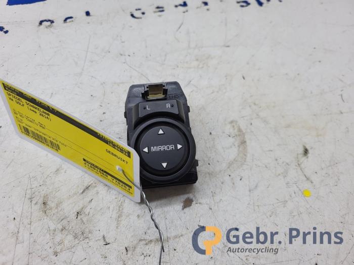 Używane Przelacznik lusterka Volkswagen Golf VII Variant (AUVV) 2.0 TDI 150 16V Cena € 20,00 Procedura marży oferowane przez Autorec. Gebr. Prins b.v.