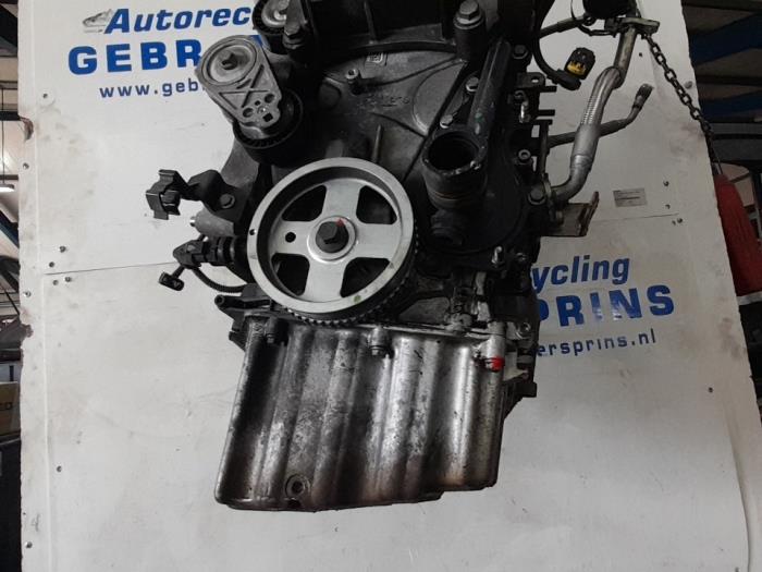 Motor van een Fiat 500C (312) 0.9 TwinAir 80 2016