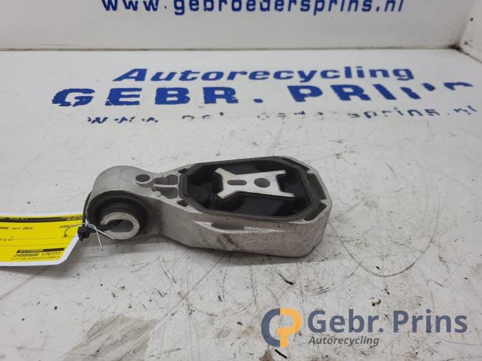 Usagé Support moteur Mercedes B (W247) 2.0 B-200d Prix € 50,00 Règlement à la marge proposé par Autorec. Gebr. Prins b.v.