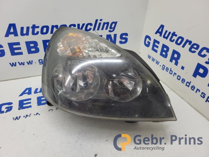 Używane Reflektor prawy Renault Clio II (BB/CB) 1.2 16V Cena € 25,00 Procedura marży oferowane przez Autorec. Gebr. Prins b.v.