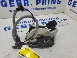 Begagnade Dörrlåsmekanism, 4-dörrars, vänster bak Volkswagen Polo V (6R) 1.2 TSI 16V BlueMotion Technology Pris € 25,00 Marginaltabell erbjuds av Autorec. Gebr. Prins b.v.