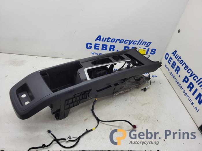 Używane Konsole srodkowe Volvo V60 II (ZW) 2.0 B3 16V Mild Hybrid Cena € 150,00 Procedura marży oferowane przez Autorec. Gebr. Prins b.v.