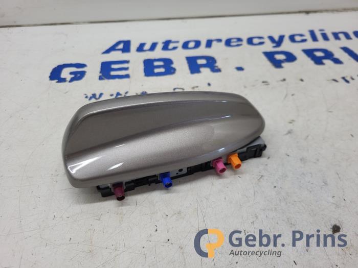 Używane Antena Volvo V60 II (ZW) 2.0 B3 16V Mild Hybrid Cena € 50,00 Procedura marży oferowane przez Autorec. Gebr. Prins b.v.