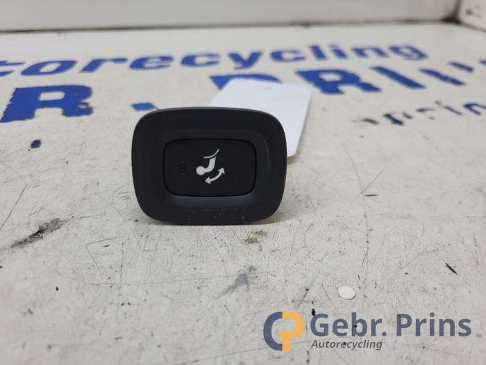 Używane Przelacznik (rózne) Volvo V60 II (ZW) 2.0 B3 16V Mild Hybrid Cena € 30,00 Procedura marży oferowane przez Autorec. Gebr. Prins b.v.