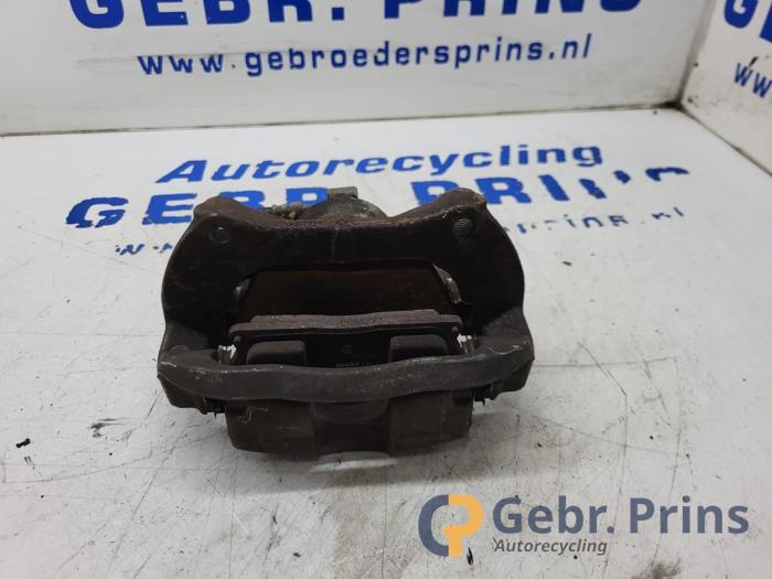 Gebrauchte Bremszange links vorne Opel Astra J Sports Tourer (PD8/PE8/PF8) 1.6 CDTI 16V Preis € 35,00 Margenregelung angeboten von Autorec. Gebr. Prins b.v.