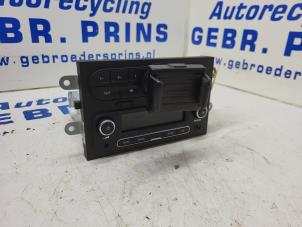 Usados Radio Renault Twingo III (AH) 1.0 SCe 70 12V Precio € 125,00 Norma de margen ofrecido por Autorec. Gebr. Prins b.v.