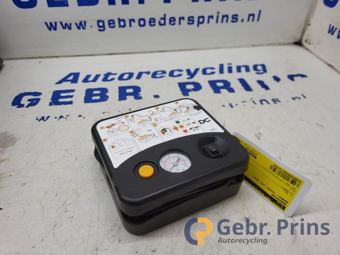 Begagnade Däckpump Renault Twingo III (AH) 1.0 SCe 70 12V Pris € 15,00 Marginaltabell erbjuds av Autorec. Gebr. Prins b.v.
