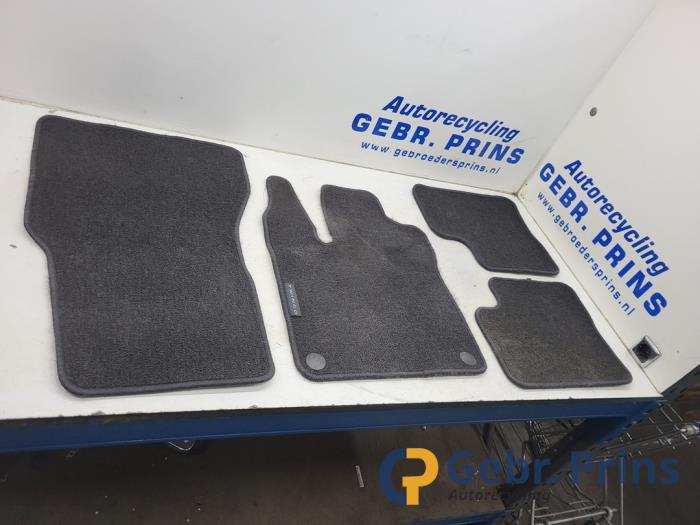 Gebrauchte Matten Set Renault Twingo III (AH) 1.0 SCe 70 12V Preis € 30,00 Margenregelung angeboten von Autorec. Gebr. Prins b.v.