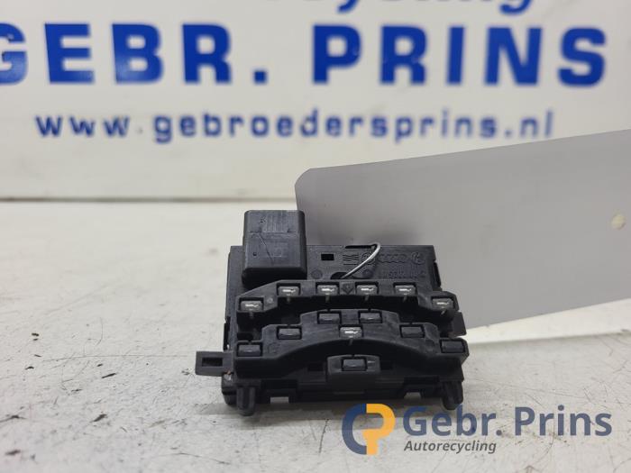 Begagnade Styrvinkelsensor Audi A3 (8P1) 1.9 TDI Pris € 10,00 Marginaltabell erbjuds av Autorec. Gebr. Prins b.v.