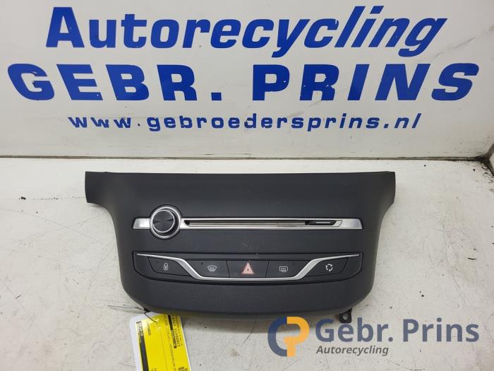 Używane Panel obslugi radia Peugeot 308 (L3/L8/LB/LH/LP) 1.6 BlueHDi 120 Cena € 50,00 Procedura marży oferowane przez Autorec. Gebr. Prins b.v.