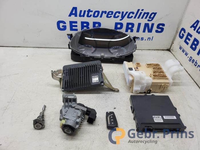 Used Ignition lock + computer Toyota Auris Touring Sports (E18) 1.2 T 16V Price € 200,00 Margin scheme offered by Autorec. Gebr. Prins b.v.