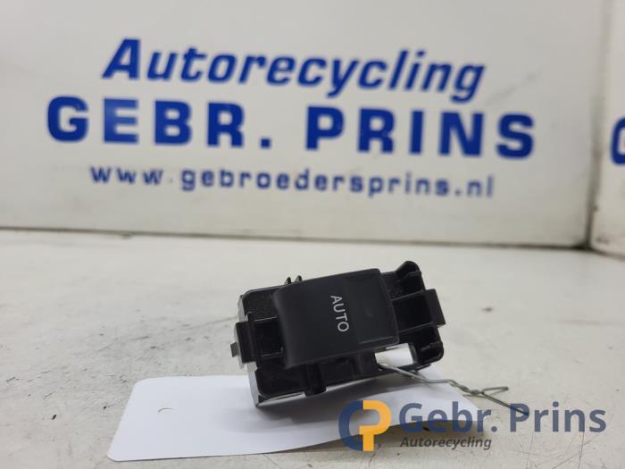 Usados Interruptor de ventanilla eléctrica Toyota Auris Touring Sports (E18) 1.2 T 16V Precio € 10,00 Norma de margen ofrecido por Autorec. Gebr. Prins b.v.