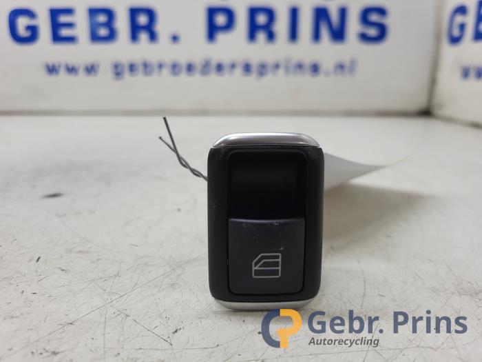 Usados Interruptor de ventanilla eléctrica Mercedes CLA Shooting Brake (117.9) 2.2 CLA-200 CDI, 200 d 16V Precio € 10,00 Norma de margen ofrecido por Autorec. Gebr. Prins b.v.