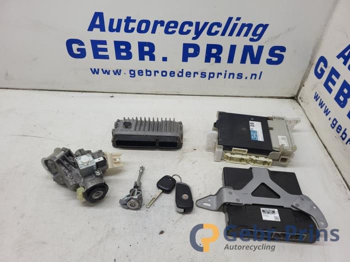 Used Ignition lock + computer Toyota Yaris III (P13) 1.5 16V Hybrid Price € 200,00 Margin scheme offered by Autorec. Gebr. Prins b.v.