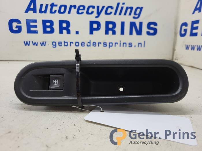 Usados Interruptor de ventanilla eléctrica Renault Twingo III (AH) 1.0 SCe 70 12V Precio € 15,00 Norma de margen ofrecido por Autorec. Gebr. Prins b.v.