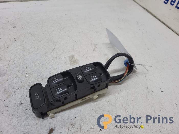 Usados Interruptor de ventanilla eléctrica Mercedes C (W203) 2.2 C-200 CDI 16V Precio € 40,00 Norma de margen ofrecido por Autorec. Gebr. Prins b.v.