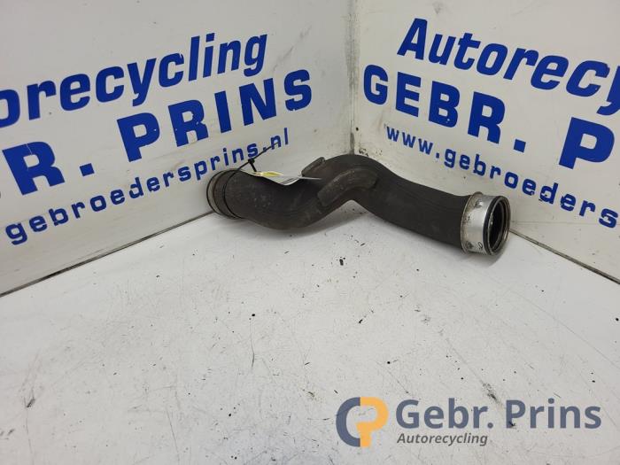 Gebrauchte Intercooler Schlauch Mercedes C (W203) 2.2 C-200 CDI 16V Preis € 20,00 Margenregelung angeboten von Autorec. Gebr. Prins b.v.