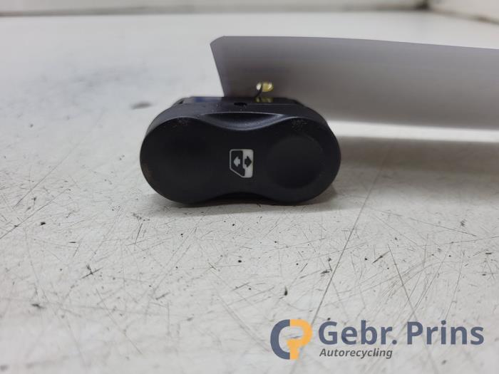 Usados Interruptor de ventanilla eléctrica Dacia Duster (HS) 1.6 16V Precio € 10,00 Norma de margen ofrecido por Autorec. Gebr. Prins b.v.