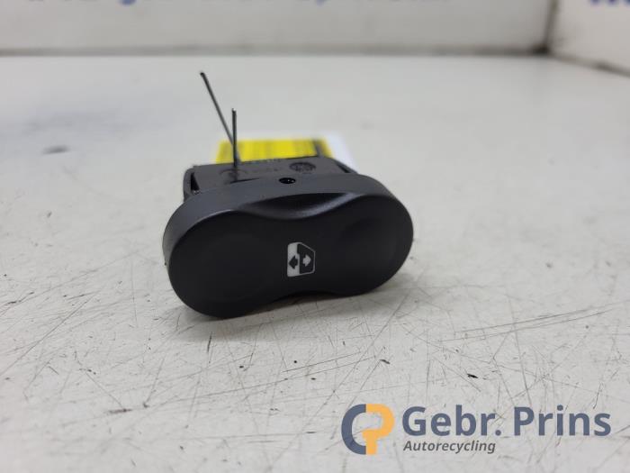 Usados Interruptor de ventanilla eléctrica Dacia Duster (HS) 1.6 16V Precio € 10,00 Norma de margen ofrecido por Autorec. Gebr. Prins b.v.