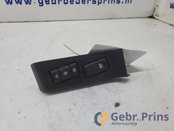 Usados Interruptor de ventanilla eléctrica Opel Movano Combi 2.2 DTI Precio € 15,00 Norma de margen ofrecido por Autorec. Gebr. Prins b.v.