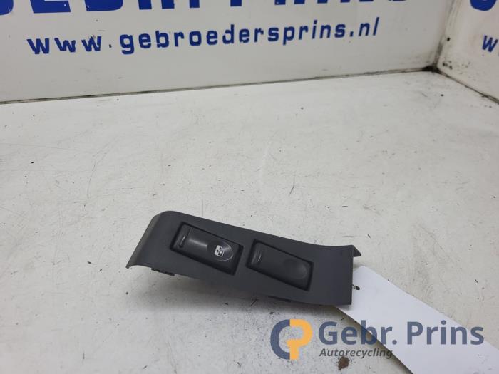 Usados Interruptor de ventanilla eléctrica Opel Movano Combi 2.2 DTI Precio € 15,00 Norma de margen ofrecido por Autorec. Gebr. Prins b.v.