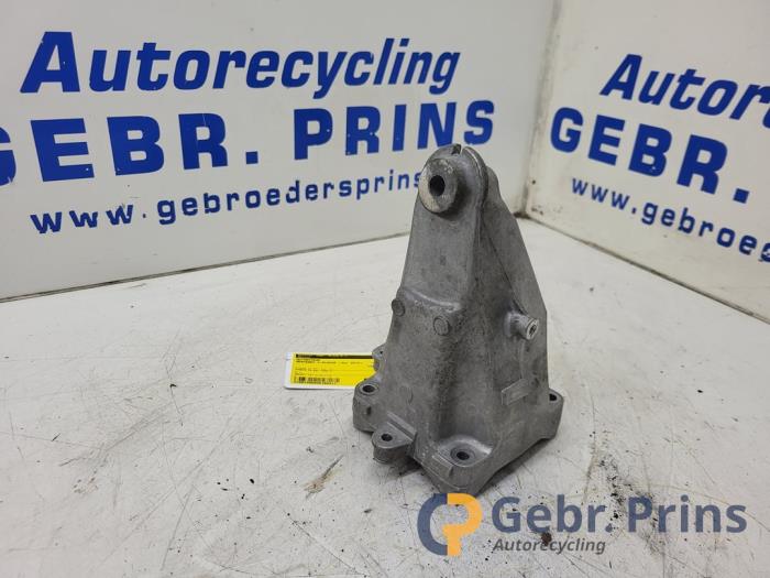 Gebrauchte Motorlager Mercedes C (W205) C-180 1.6 16V Preis € 25,00 Margenregelung angeboten von Autorec. Gebr. Prins b.v.