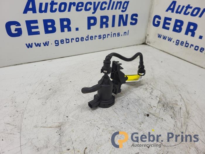 Begagnade Bränsletrycksregulator Mercedes C (W205) C-180 1.6 16V Pris € 25,00 Marginaltabell erbjuds av Autorec. Gebr. Prins b.v.