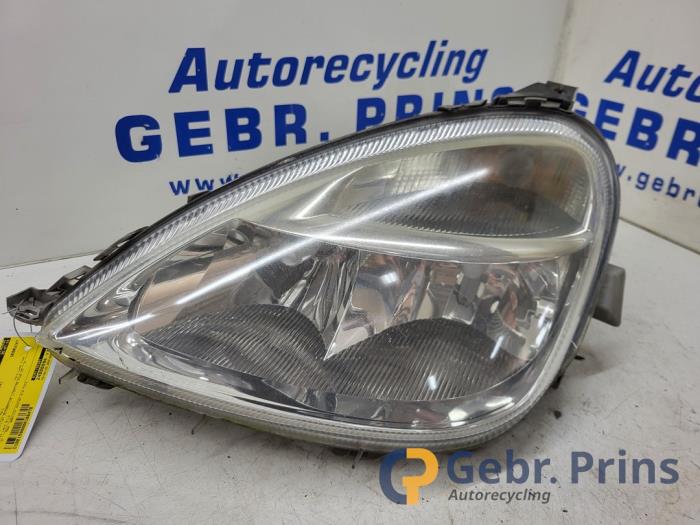 Używane Reflektor lewy Mercedes A (W168) 1.4 A-140 Cena € 30,00 Procedura marży oferowane przez Autorec. Gebr. Prins b.v.