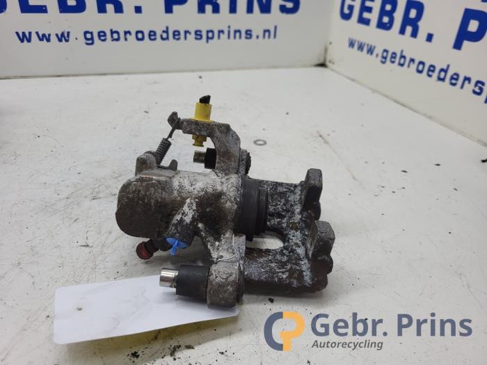 Gebrauchte Bremszange rechts hinten Toyota Yaris III (P13) 1.4 D-4D-F Preis € 40,00 Margenregelung angeboten von Autorec. Gebr. Prins b.v.