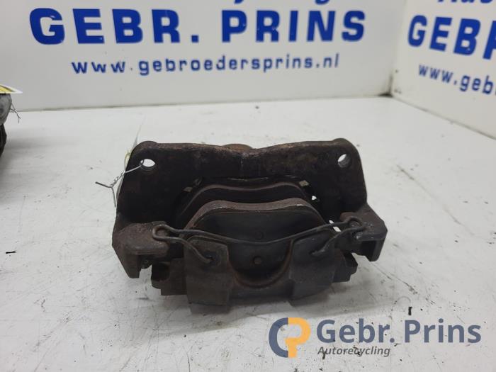 Gebrauchte Bremszange rechts vorne Toyota Yaris III (P13) 1.4 D-4D-F Preis € 30,00 Margenregelung angeboten von Autorec. Gebr. Prins b.v.