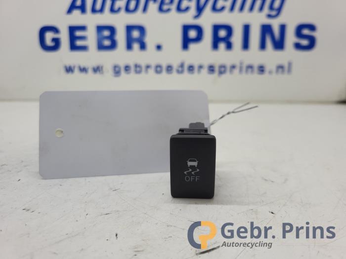 Usados Interruptor ESP Toyota Yaris III (P13) 1.4 D-4D-F Precio € 15,00 Norma de margen ofrecido por Autorec. Gebr. Prins b.v.