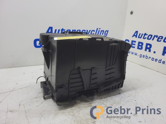 Begagnade Batterilåda Opel Crossland (X) 1.2 Turbo 12V Pris € 30,00 Marginaltabell erbjuds av Autorec. Gebr. Prins b.v.