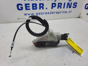 Begagnade Dörrlåsmekanism, 4-dörrars, vänster bak Opel Crossland (X) 1.2 Turbo 12V Pris € 40,00 Marginaltabell erbjuds av Autorec. Gebr. Prins b.v.