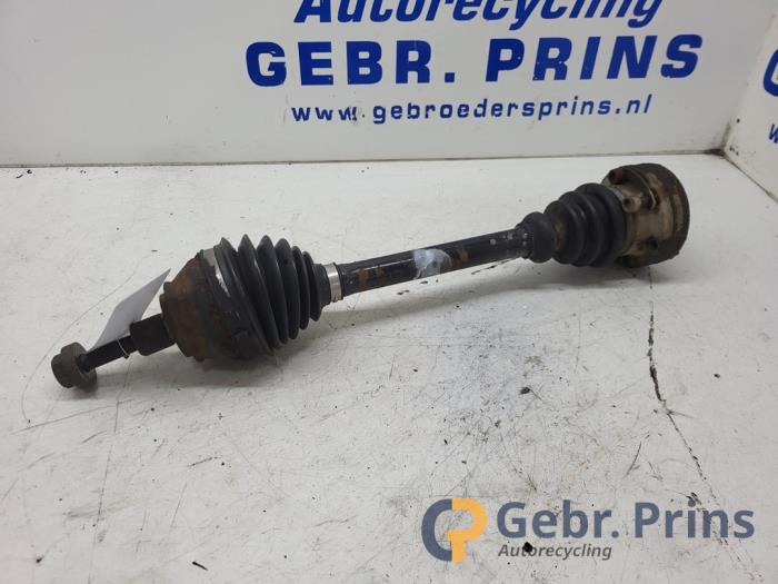 Gebrauchte Antriebswelle links vorne Volkswagen Transporter T4 2.5 TDI Preis € 50,00 Margenregelung angeboten von Autorec. Gebr. Prins b.v.