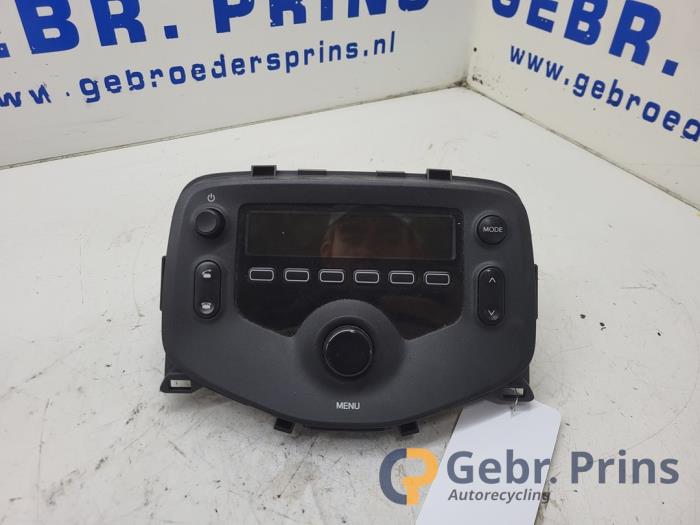 Używane Radio Peugeot 108 1.0 12V Cena € 75,00 Procedura marży oferowane przez Autorec. Gebr. Prins b.v.
