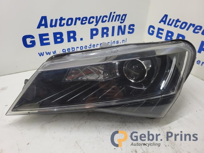 Używane Reflektor lewy Skoda Superb Combi (3V5) 2.0 TDI Cena € 300,00 Procedura marży oferowane przez Autorec. Gebr. Prins b.v.