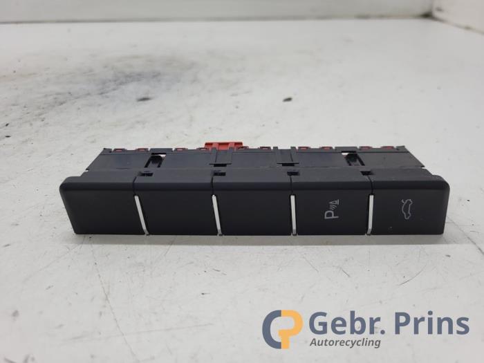 Usados Interruptor PDC Skoda Superb Combi (3V5) 2.0 TDI Precio € 20,00 Norma de margen ofrecido por Autorec. Gebr. Prins b.v.