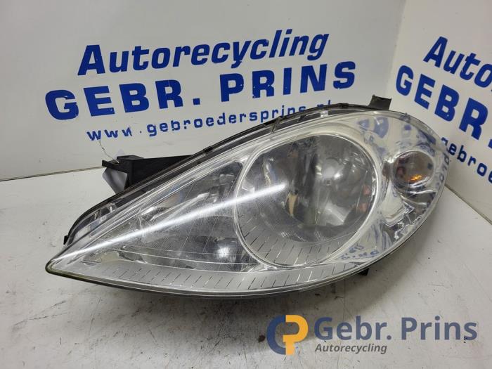 Używane Reflektor lewy Mercedes A (W169) 2.0 A-180 CDI 16V 5-Drs. Cena € 50,00 Procedura marży oferowane przez Autorec. Gebr. Prins b.v.