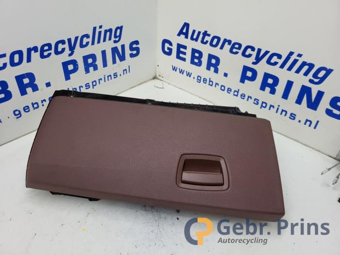 Begagnade Handskfack BMW 7 serie (F01/02/03/04) 740d 24V Pris € 35,00 Marginaltabell erbjuds av Autorec. Gebr. Prins b.v.