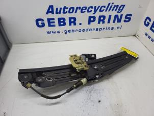 Begagnade Fönstermekanism för bakre dörr, 4-dörrars, höger BMW 7 serie (F01/02/03/04) 740d 24V Pris € 50,00 Marginaltabell erbjuds av Autorec. Gebr. Prins b.v.