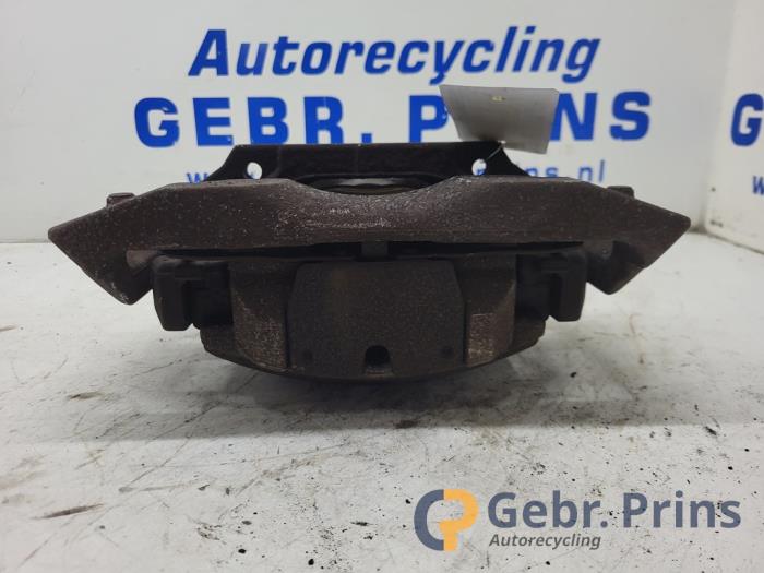 Gebrauchte Bremszange links vorne BMW 7 serie (F01/02/03/04) 740d 24V Preis € 50,00 Margenregelung angeboten von Autorec. Gebr. Prins b.v.