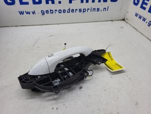 Begagnade Dörrhandtag, 4-dörrars, höger bak Opel Astra K Sports Tourer 1.0 Turbo 12V Pris € 25,00 Marginaltabell erbjuds av Autorec. Gebr. Prins b.v.