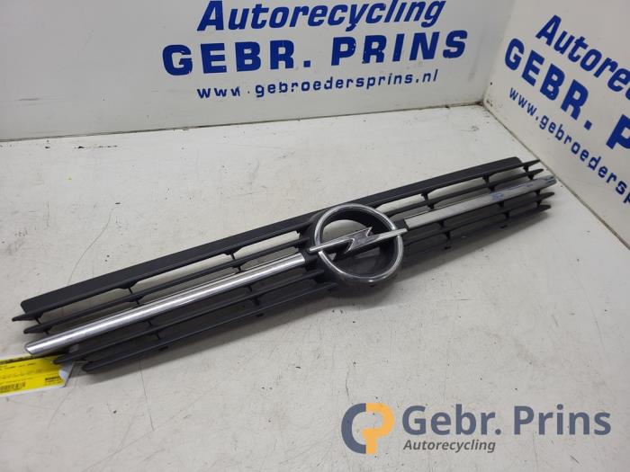 Używane Grill Opel Vivaro 1.9 DTI 16V Cena € 36,30 Z VAT oferowane przez Autorec. Gebr. Prins b.v.