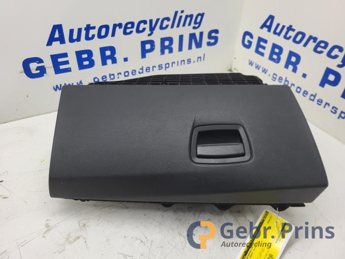 Begagnade Handskfack BMW 5 serie (F10) 525d xDrive 16V Pris € 35,00 Marginaltabell erbjuds av Autorec. Gebr. Prins b.v.