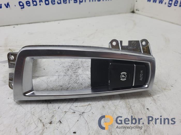 Gebrauchte Handbremse Schalter BMW 5 serie (F10) 525d xDrive 16V Preis € 20,00 Margenregelung angeboten von Autorec. Gebr. Prins b.v.