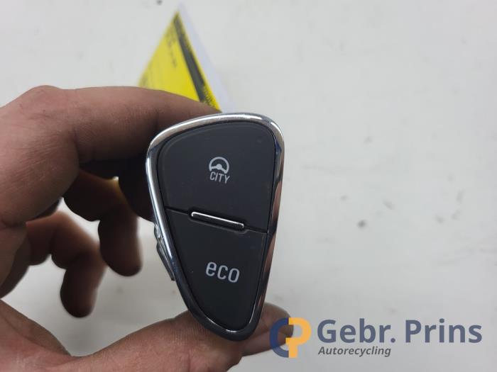 Używane Przelacznik Opel Adam 1.0 Ecotec 12V SIDI Turbo Cena € 30,00 Procedura marży oferowane przez Autorec. Gebr. Prins b.v.