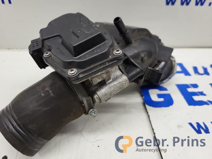 Gebrauchte Drosselklappengehäuse Ford Focus 3 Wagon 1.0 Ti-VCT EcoBoost 12V 100 Preis € 30,00 Margenregelung angeboten von Autorec. Gebr. Prins b.v.