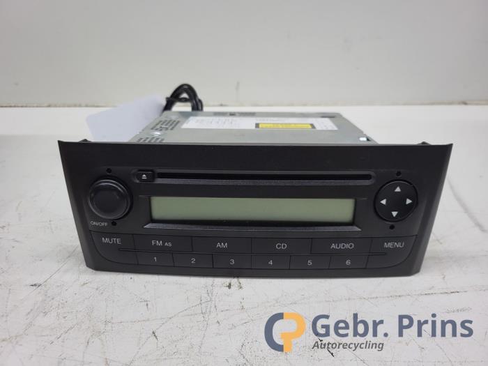 Używane Radioodtwarzacz CD Fiat Grande Punto (199) 1.4 Cena € 50,00 Procedura marży oferowane przez Autorec. Gebr. Prins b.v.