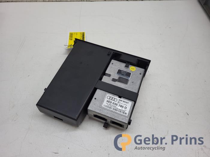 Używane Zlacze AUX/USB Audi A4 (B8) 2.0 TDI 16V Cena € 100,00 Procedura marży oferowane przez Autorec. Gebr. Prins b.v.