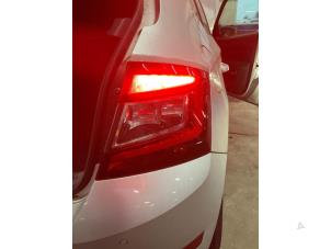 Begagnade Baklykta, höger Skoda Fabia III (NJ3) 1.0 TSI 12V Pris € 125,00 Marginaltabell erbjuds av Autorec. Gebr. Prins b.v.
